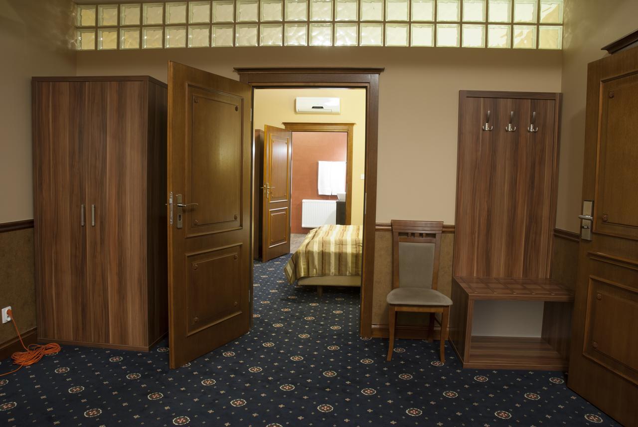 Hotel Dwor Galicja Stalowa Wola Exterior foto